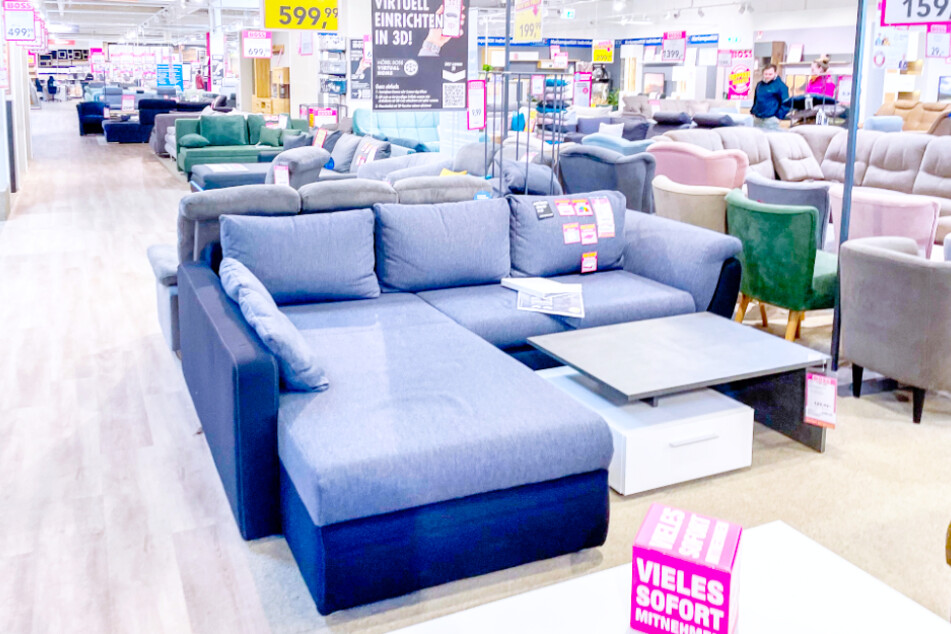 Das praktische Ecksofa mit Schlaffunktion bekommt Ihr bei Möbel Boss für kurze Zeit zum Sparpreis.