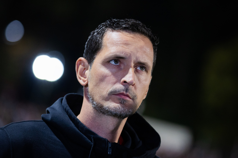 Eintracht-Coach Dino Toppmöller (43) äußerte nach dem Spiel Kritik an der mauen Atmosphäre im Stadion - und wurde dafür mächtig von Polizeiseite abgewatscht.