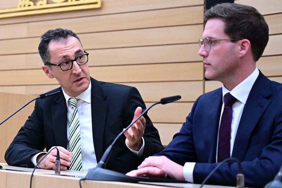 Cem Özdemir (60) und Manuel Hagel (37, CDU) lieferten sich bis zum Schluss ein Kopf-an-Kopf-Rennen, selbst am Wahlabend.