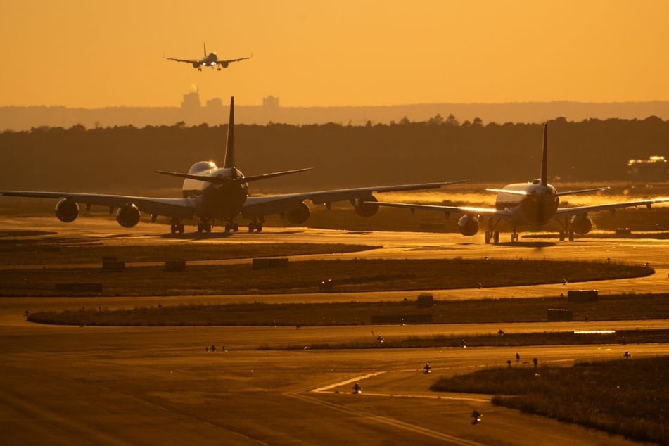 Der Frankfurter Flughafen ist der größte Airport in Deutschland. Um die Umweltbelastung durch Flugzeuge zu reduzieren, wird derzeit an klimaneutralem Kerosin geforscht - mit ersten Erfolgen!