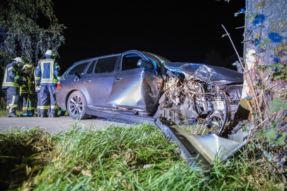 Am Dienstagabend krachte ein BMW-Fahrer (39) mit voller Wucht gegen einen Baum. Offenbar war er betrunken.