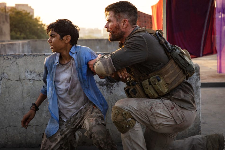Tyler Rake (r., Chris Hemsworth) rettet Ovi Mahajan Junior (Rudhraksh Jaiswal) aus den Fängen der brutalen Entführer.
