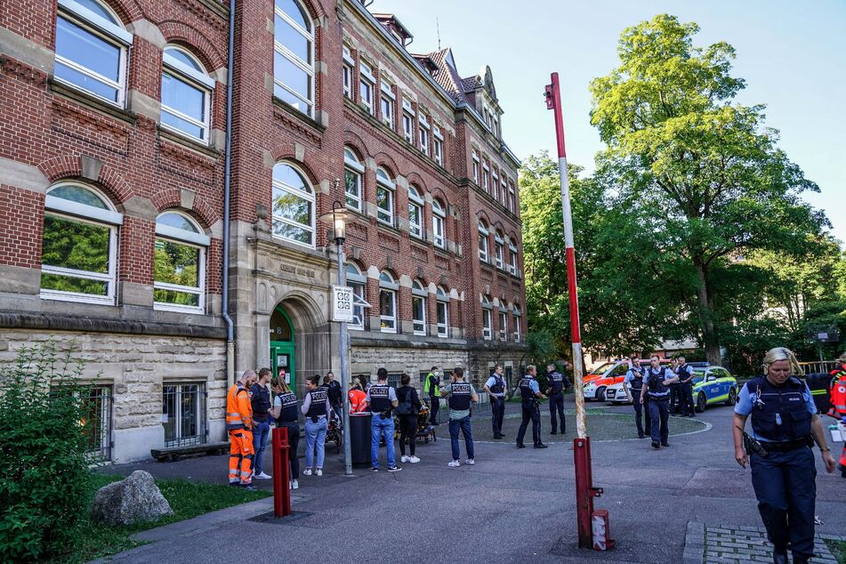 Esslingen am 10. Juni 2022: Einsatzkräfte der Polizei sicherten den Tatort vor der Katharinenschule.