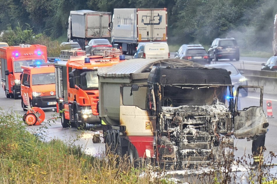 Unfall A8: Sperrung auf A8: Laster in Flammen