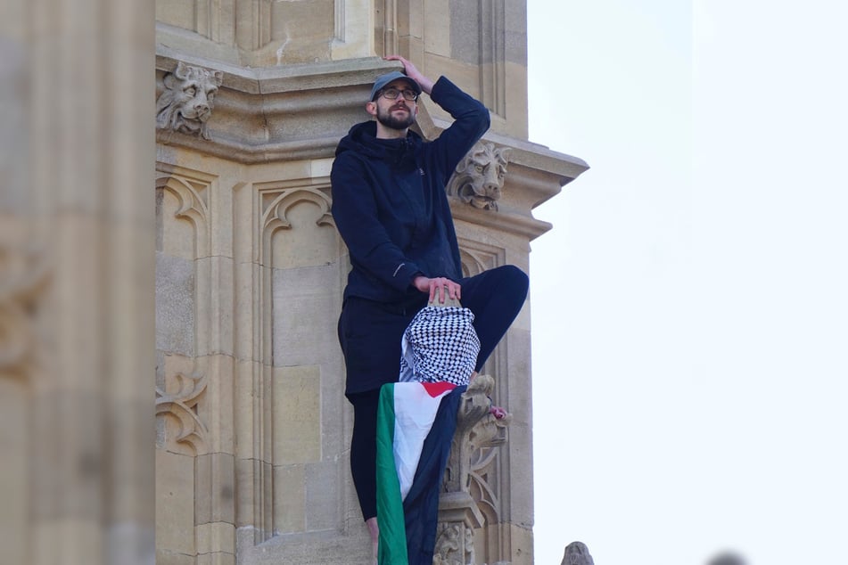 Ganze 17 Stunden saß der Mann auf dem Big Ben.