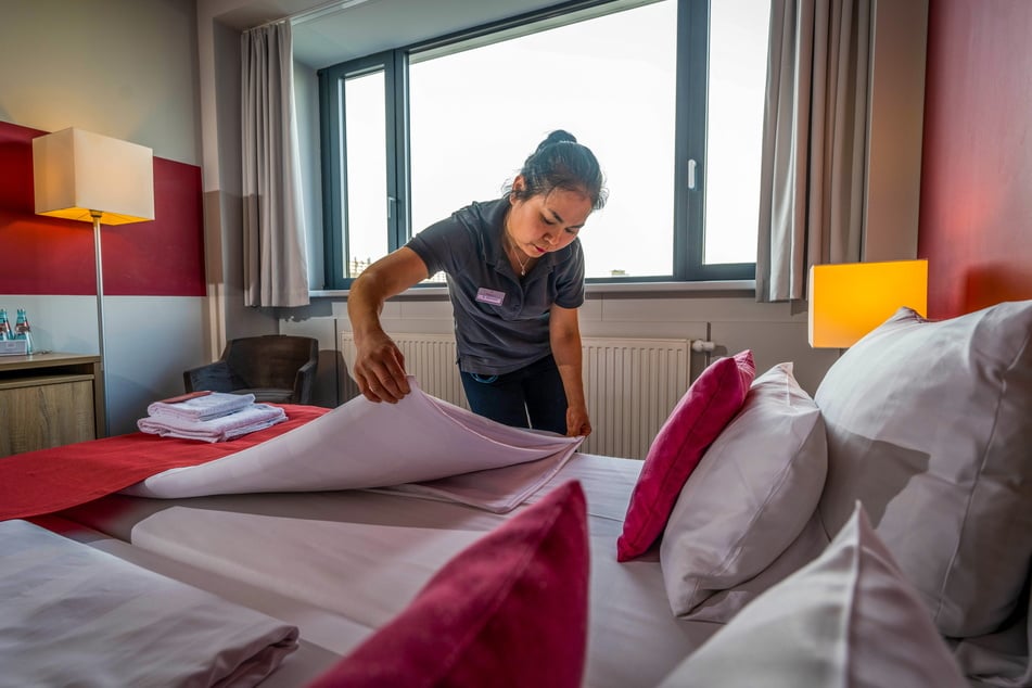 Nichanan Absmeier vom "Housekeeping Service" im Biendo-Hotel bereitet ein Bett vor.