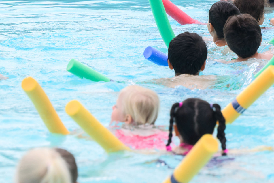 Schwimmen lernen für alle: Mobiles Schwimmbad macht es nun möglich