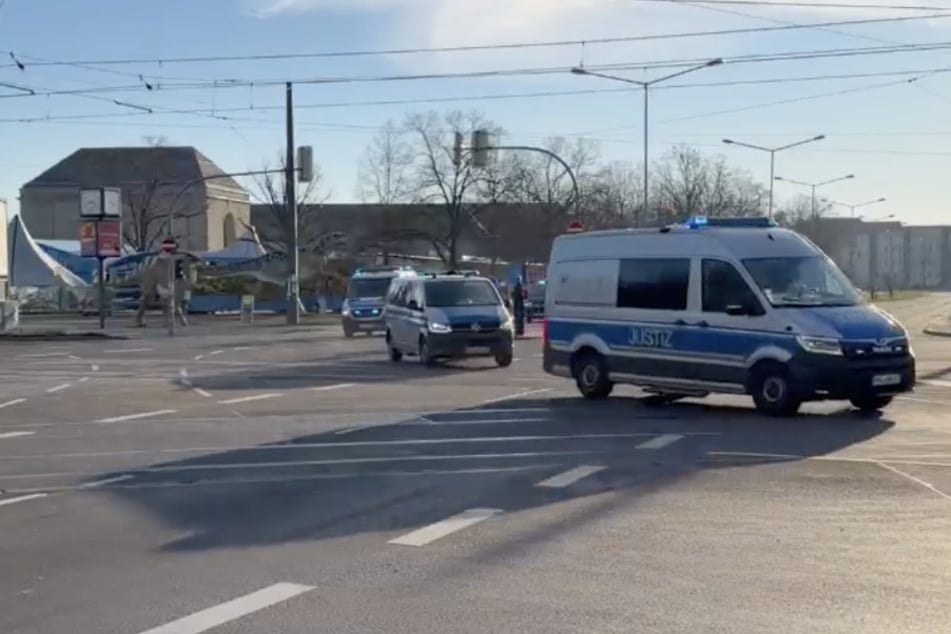 Mit einem großen Polizeiaufgebot wurde der Angeklagte zum Gerichtsgebäude begleitet.