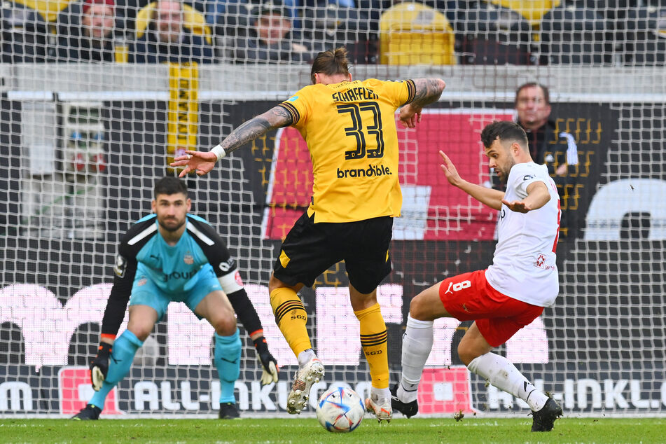 Auch Manuel Schäffler (Mitte) gelang kein Treffer. Dynamo blieb auch im zweiten Spiel in Folge ohne eigenen Treffer und wartet nun seit sechs Spielen auf einen Sieg.
