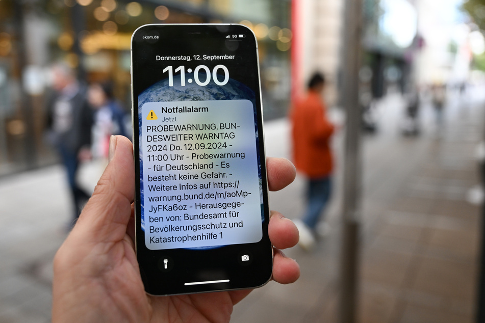Auf Smartphones werden über Apps und über den Warnkanal Cell Broadcast Signale verschickt. (Symbolfoto)