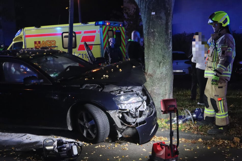 Die alarmierte Feuerwehr musste das Unfallauto bergen.