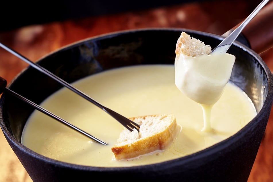 In der neuen Almhütte im Innenhof des Taschenbergpalais gibt es im Advent Fondue.