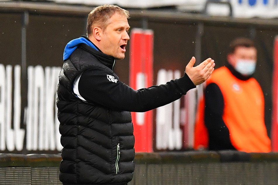 BFV-Coach Erik Schmidt (41) an der Seitenlinie im "altehrwürdigen" Rudolf-Harbig-Stadion.