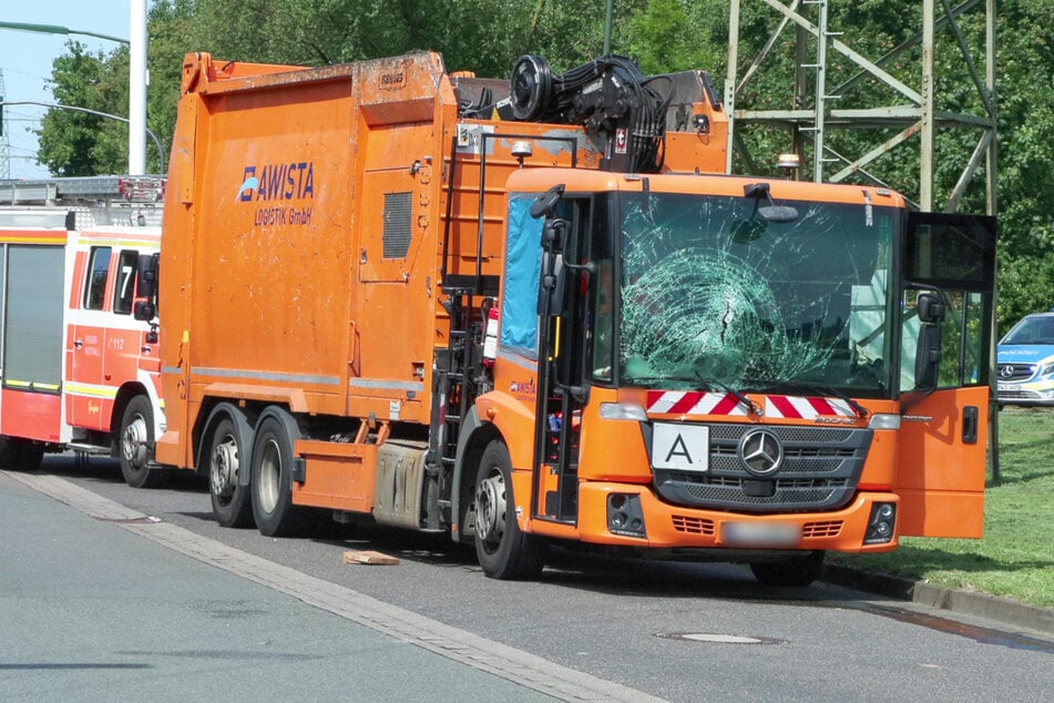 Müllwagen kollidiert mit Fahrrad - Radler schwer verletzt