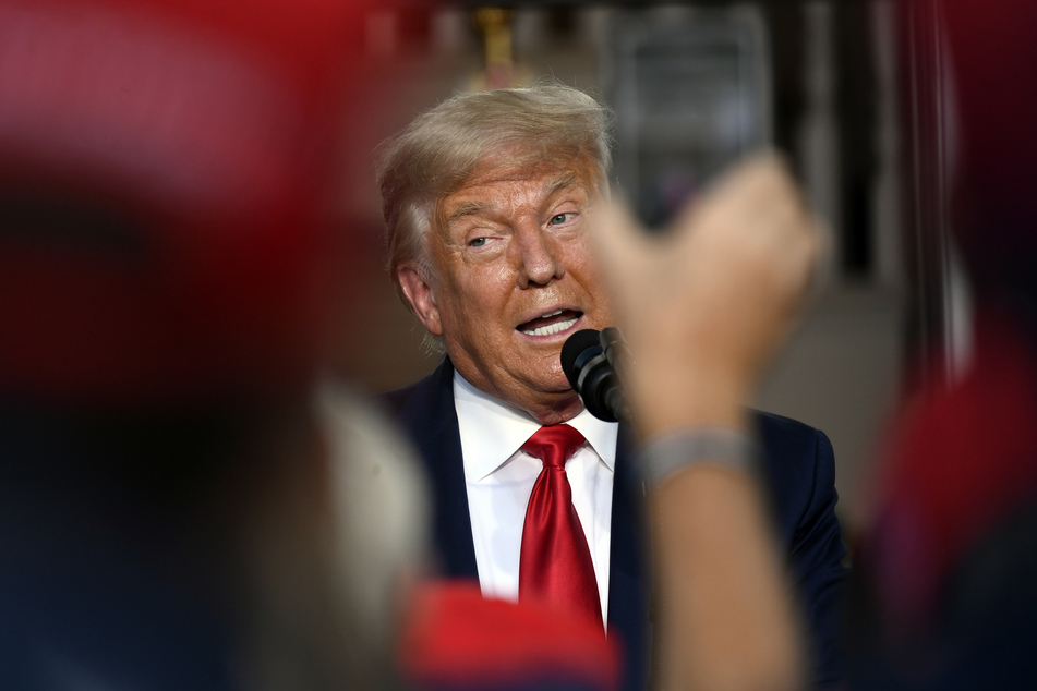 Donald Trump (74), Präsident der USA, spricht während einer Veranstaltung im Trump National Golf Club.