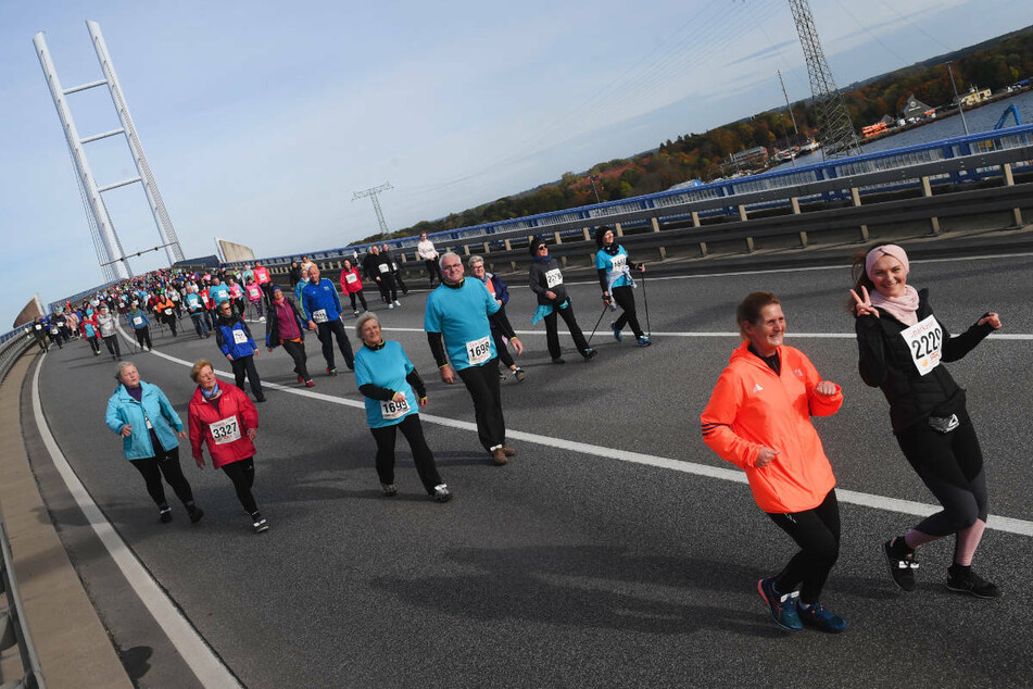 Läufer und Walker nehmen 2019 am "Rügenbrücken-Marathon" Teil. Der Lauf gehört zu den größten Sportereignissen in Mecklenburg-Vorpommern. (Archivfoto)