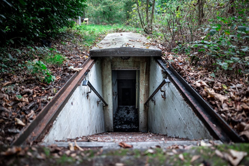 Der Bunker stammt aus den 1960er Jahren und bietet rund 850 Quadratmeter Fläche sowie ein großes Grundstück.