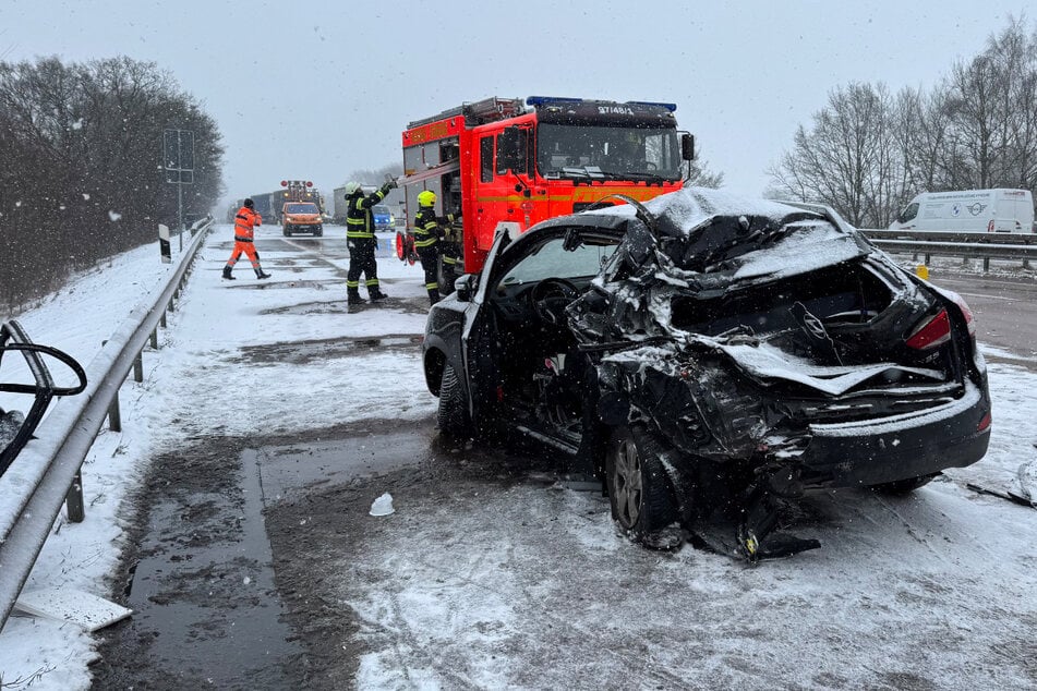 Eine Person musste von den Einsatzkräften aus dem demolierten Wagen gerettet werden.