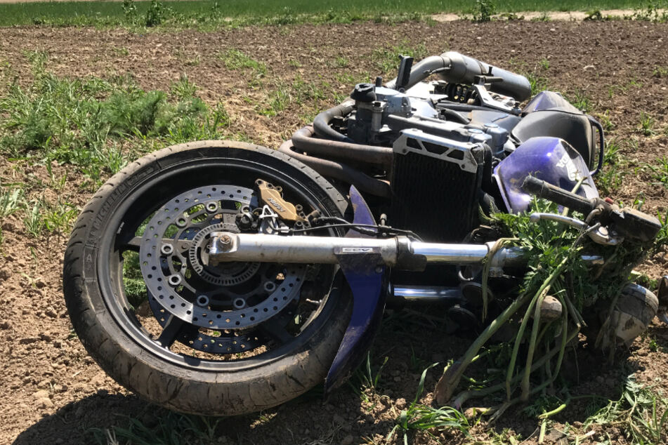 Der Fahrer des Motorrads verstarb noch an der Unfallstelle.