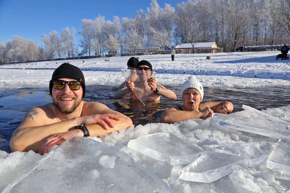 Gemeinsam mit Freunden wagte Marcel Kahlert den Sprung in das um 0 Grad kalte Wasser.