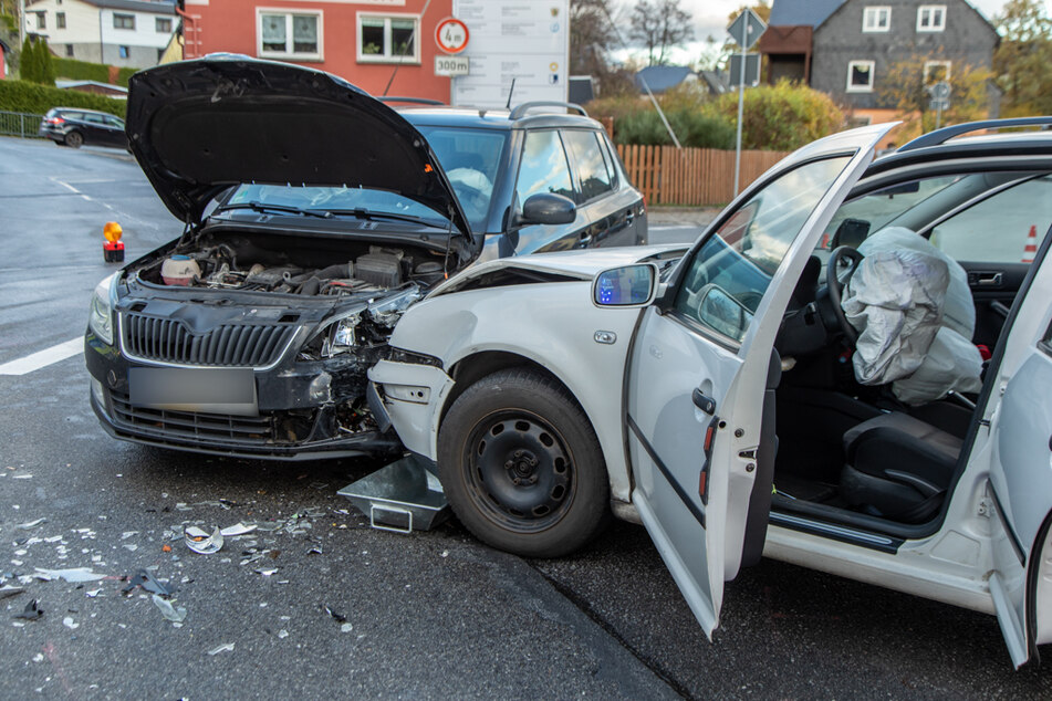 Auf einer Kreuzung in Zwönitz krachte es am Freitagnachmittag: Ein VW kollidierte mit einem Skoda.