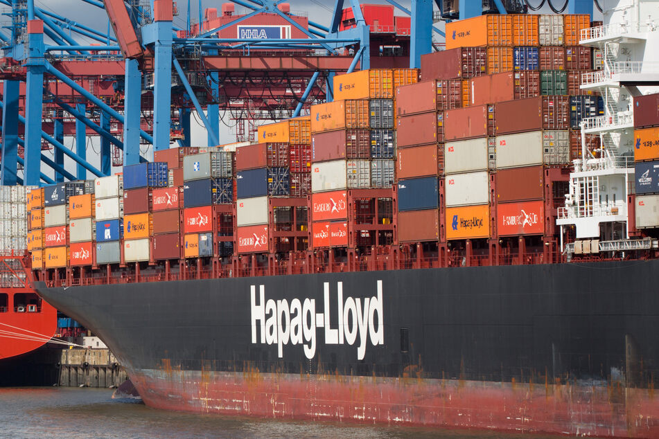 Ein Containerschiff der Reederei Hapag-Lloyd liegt am Terminal im Hamburger Hafen. (Archivbild)
