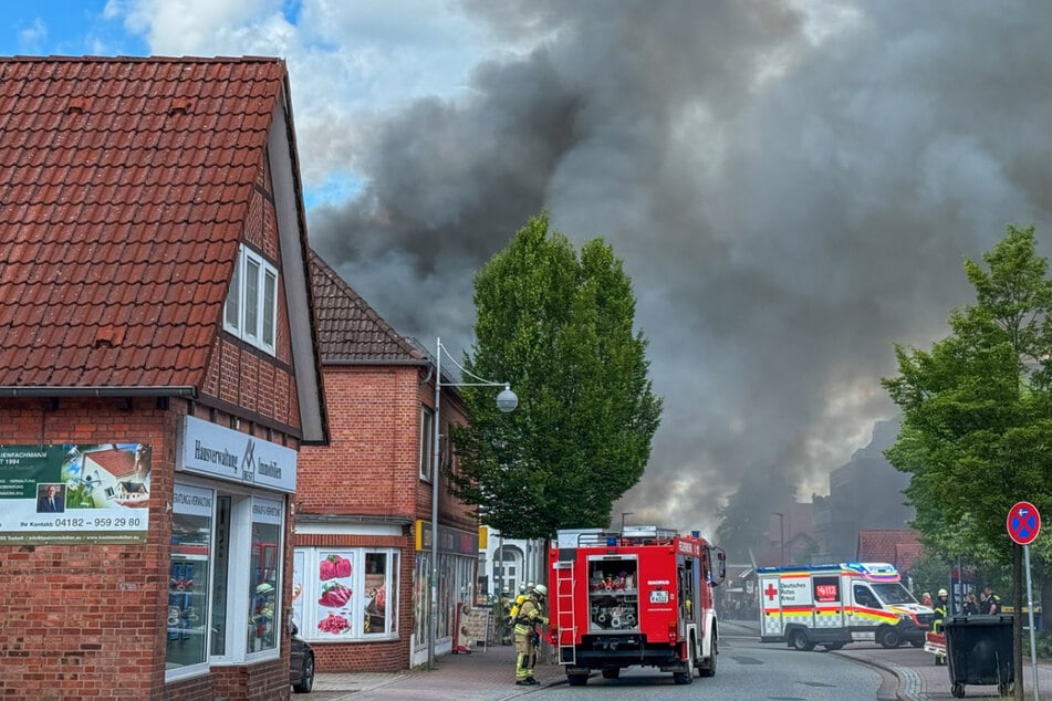 Dichter Rauch zieht über den Ortskern.
