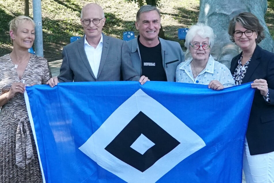 Hamburg: Straßenschild der Uwe-Seeler-Allee in Hamburg enthüllt