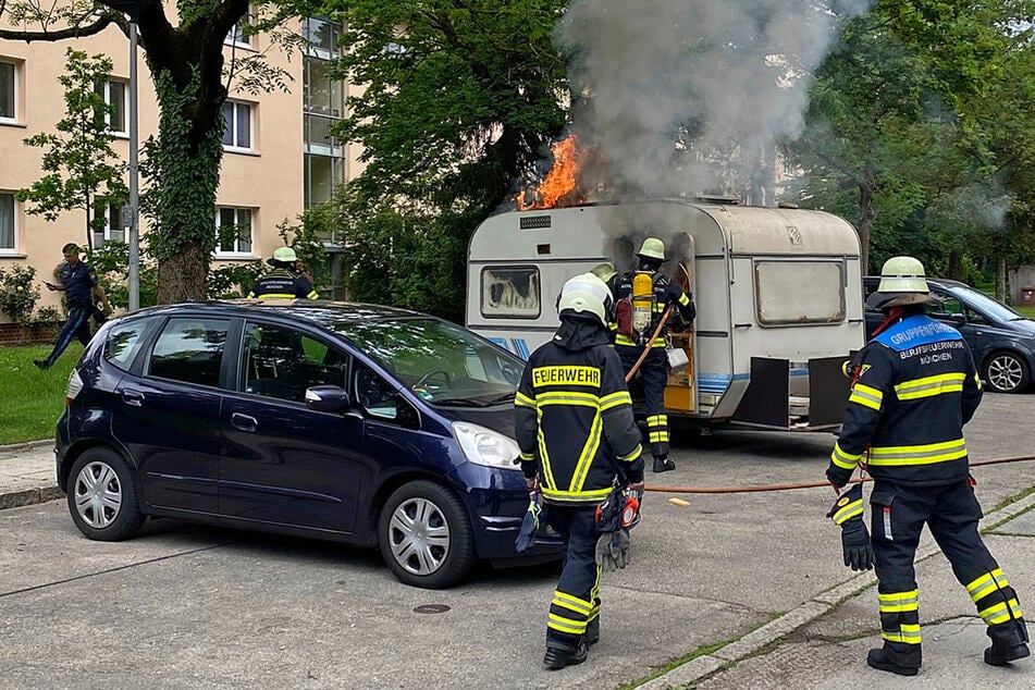 München: Wohnwagen in München brennt: Mann verletzt aus Flammen gerettet