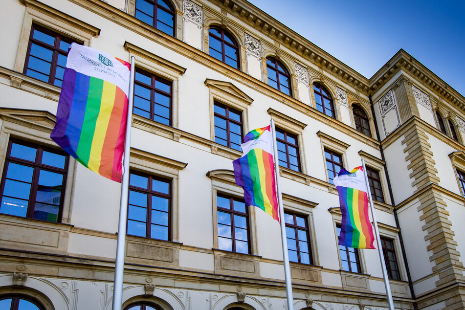 Am Samstag hisst die TU Chemnitz anlässlich des Christopher Street Days die Regenbogenflagge.