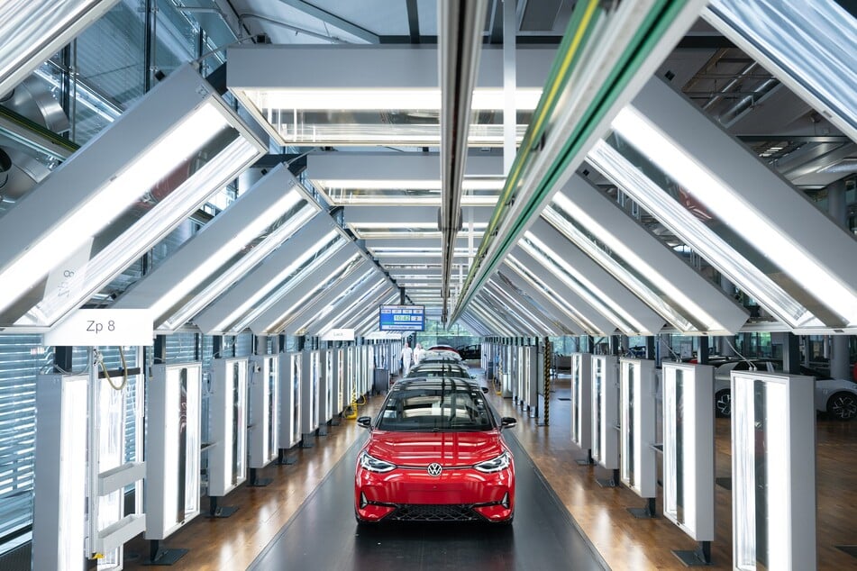 Ein VW ID.3 im Lichttunnel in der Gläsernen Manufaktur von Volkswagen.