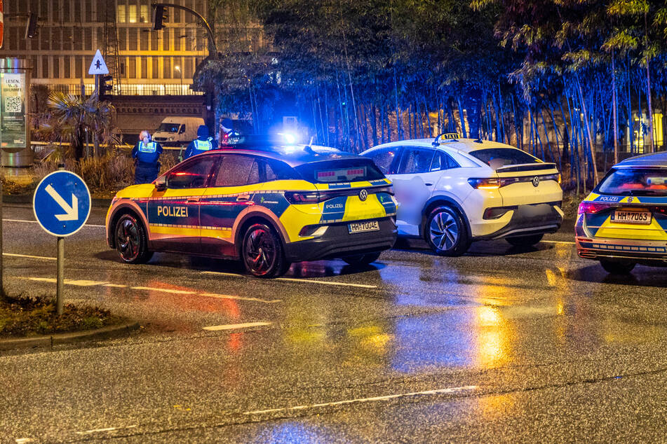 Die Männer sollen unvermittelt auf die Straße getreten sein.