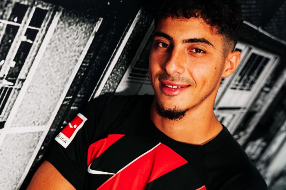 Der in Frankreich geborene algerischen Nationalspieler Farès Chaibi (20) gehört nun zum Team des hessischen Bundesligisten Eintracht Frankfurt.