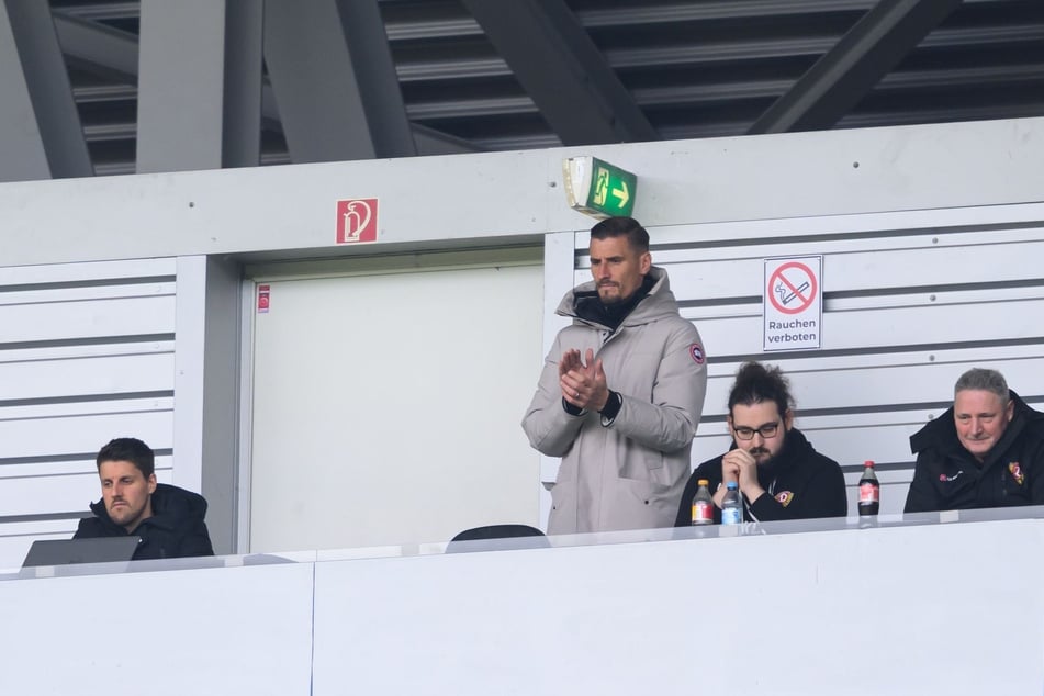 Stefan Kutschke (2.v.l.) drückt von der Tribüne aus die Daumen.