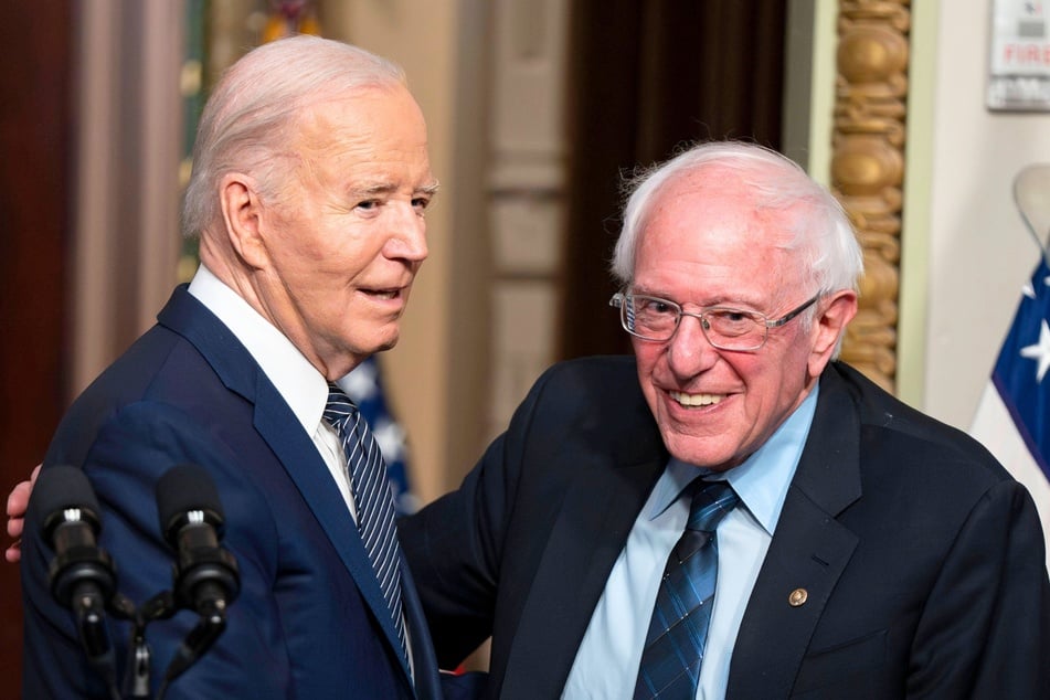 President Joe Biden (l.) and US Senator Bernie Sanders shaking hands during an event on lowering healthcare costs in Washington DC on April 3.