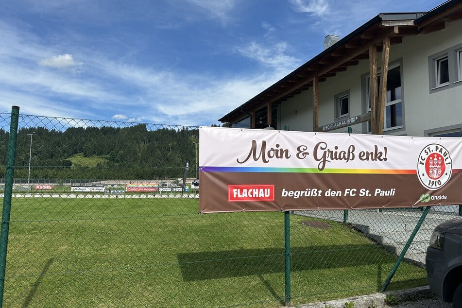 Der USC Flachau begrüßt den FC St. Pauli auf seinem Trainingsgelände.