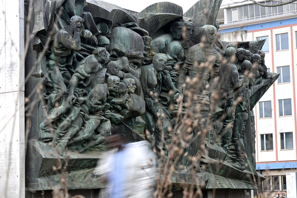 Das Leipziger Marx-Relief steht auf dem Gelände des Sportcampus.