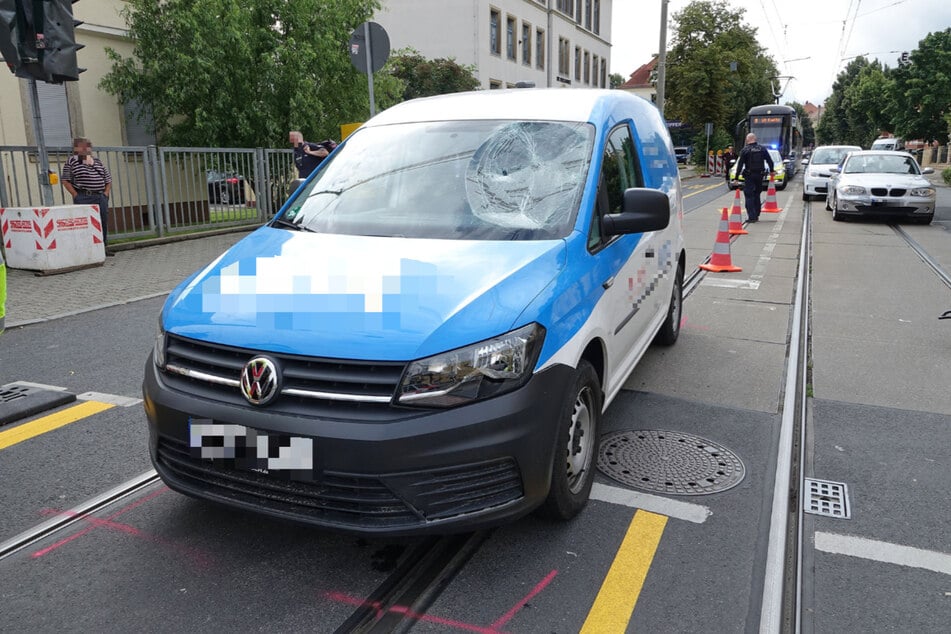 Die Frontscheibe des VW Caddy erlitt deutlich sichtbare Schäden.