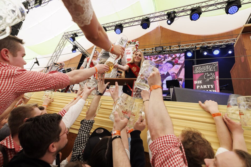 Endlich darf wieder angestoßen werden: Viele feierwütige Besucher werden auch in diesem Jahr auf den Cannstatter Wasen strömen.