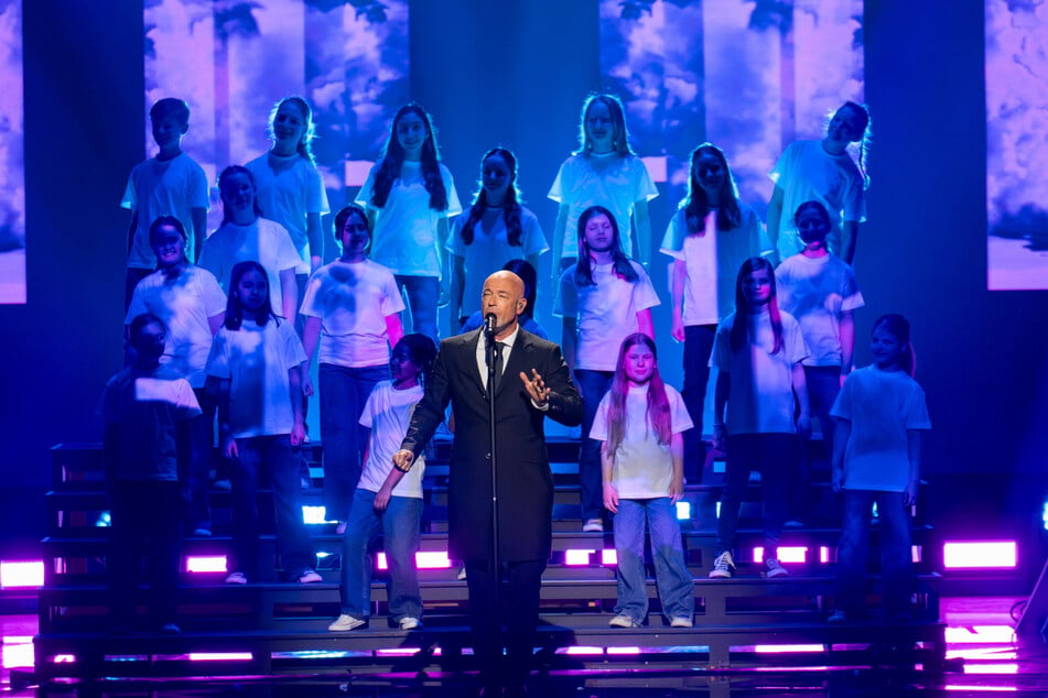Während der Graf (56) von Unheilig mit einem Kölner Kinderchor auf die Bühne trat ...