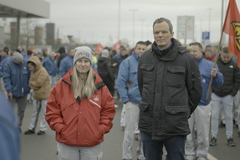 Stephanie Haferkorn (31) im Dezember beim Streik vor dem VW-Werk in Zwickau. ZDF-Moderator Florian Neuhann begleitet sie.