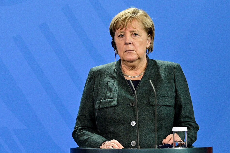 Noch-Kanzlerin Merkel (67, CDU) bekommt es zum Ende ihrer Amtszeit noch einmal heftig mit dem Coronavirus zu tun.