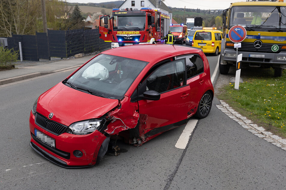 Der Skoda erlitt einen Totalschaden - ein Rad des Autos wurde durch den Unfall weggeschleudert.