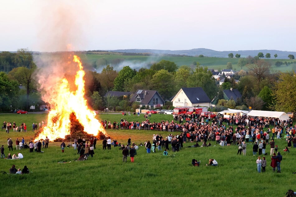 In verschiedenen Stadteilen, wie hier in Euba, gibt es am 30. April große Feuer.
