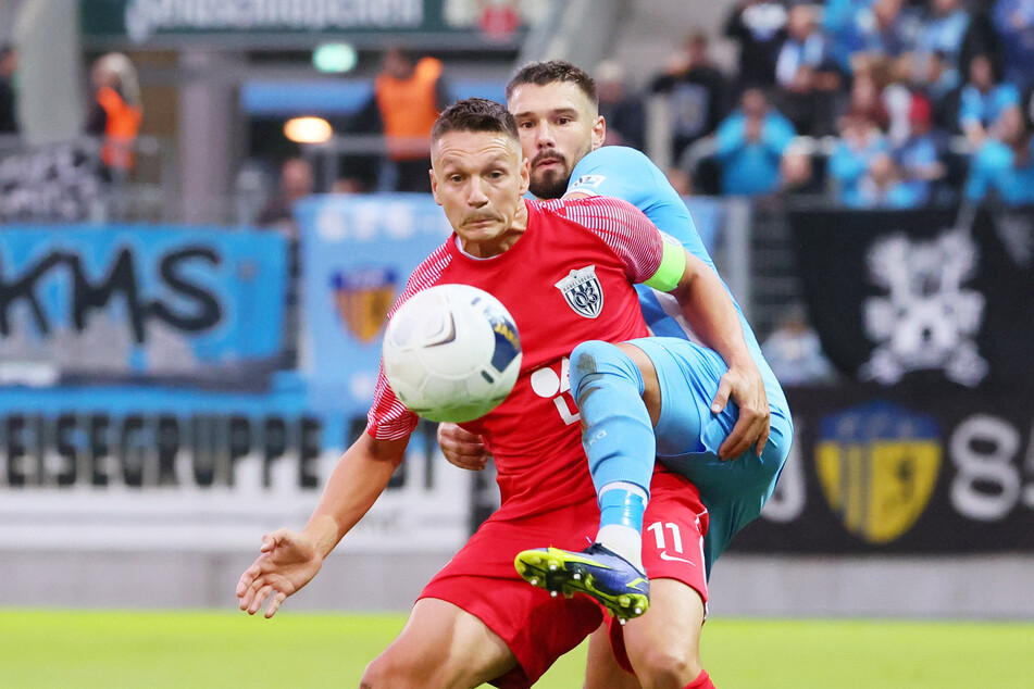 Der Ex-Chemnitzer Daniel Frahn (mit Niclas Erbleck) kehrte am Dienstagabend mit dem SV Babelsberg zurück ins Stadion an der Gellertstraße.