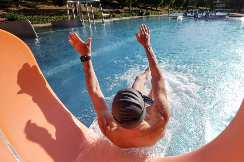 Das Sommerwetter in Baden-Württemberg lud 2026 zu zahlreichen Freibadbesuchen ein.