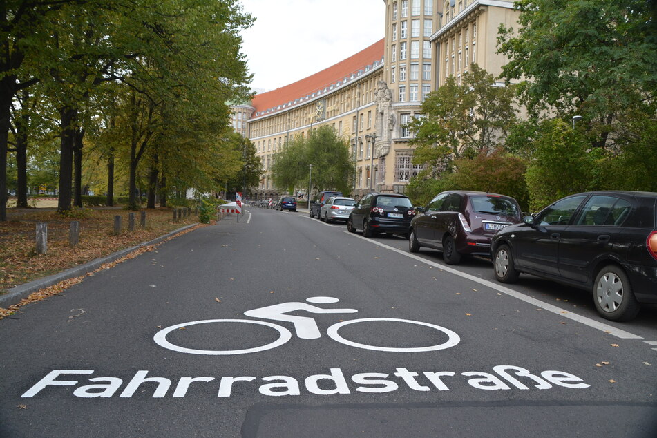 Hier haben Radler Vorrang: Piktogramme weisen in Leipzig auf Fahrradstraßen hin.