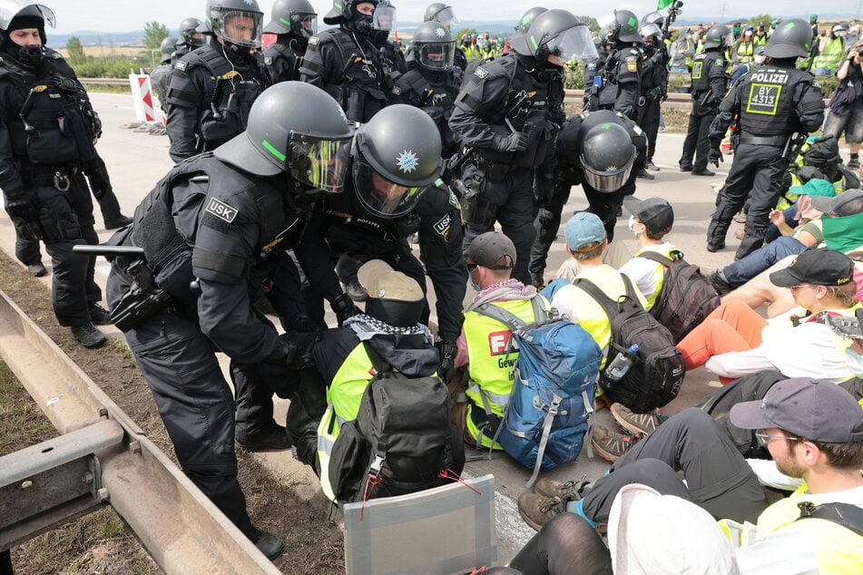 Um die Durchführung des AfD-Parteitages zu gewährleisten sind mehrere tausend Polizisten am Wochenende in Erfurt im Einsatz.