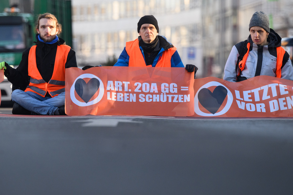 Am Montagmorgen haben sich erstmals in Erfurt Klimaaktivisten der "Letzten Generation" auf die Straße geklebt. (Archivfoto)