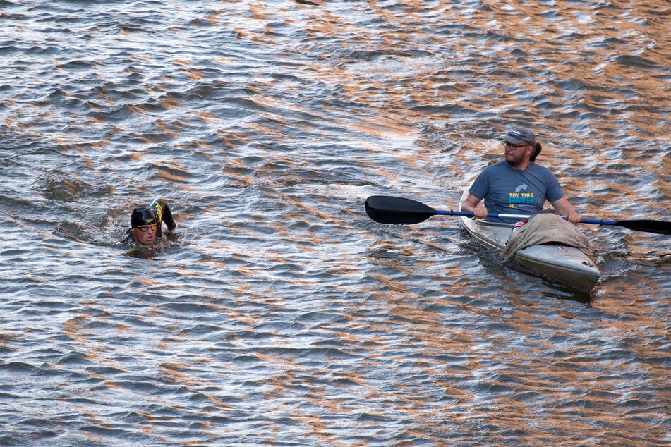 Beim Durchschwimmen von Elbe und Rhein begleitete den Sportler immer auch ein Kajak. Auf der Donau soll es wieder so sein.